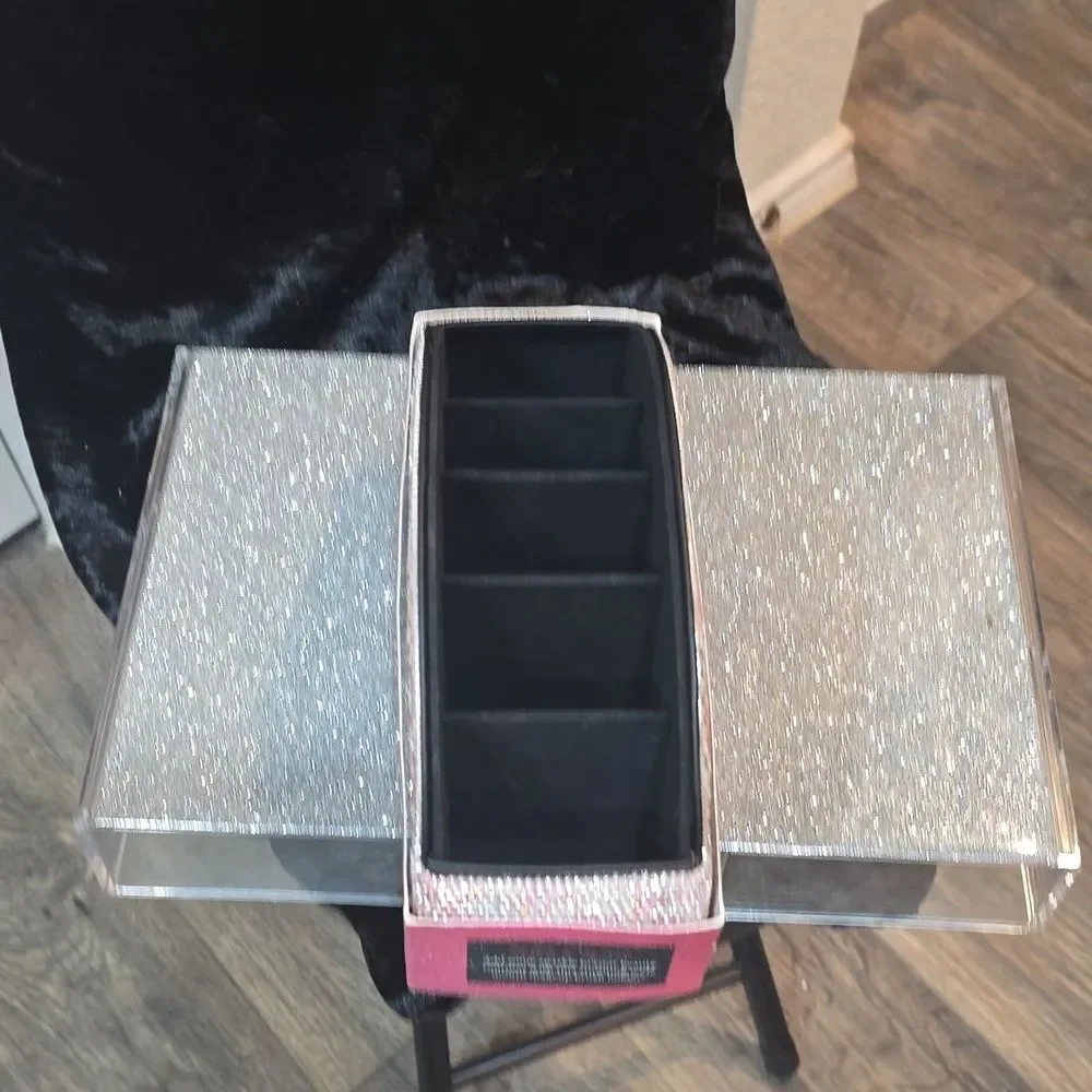 Glitz & Glam new see